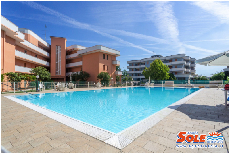Appartamento trilocale con piscina condominiale e ampio terrazzo, in ottime condizioni, in vendita ai Lidi Ferraresi